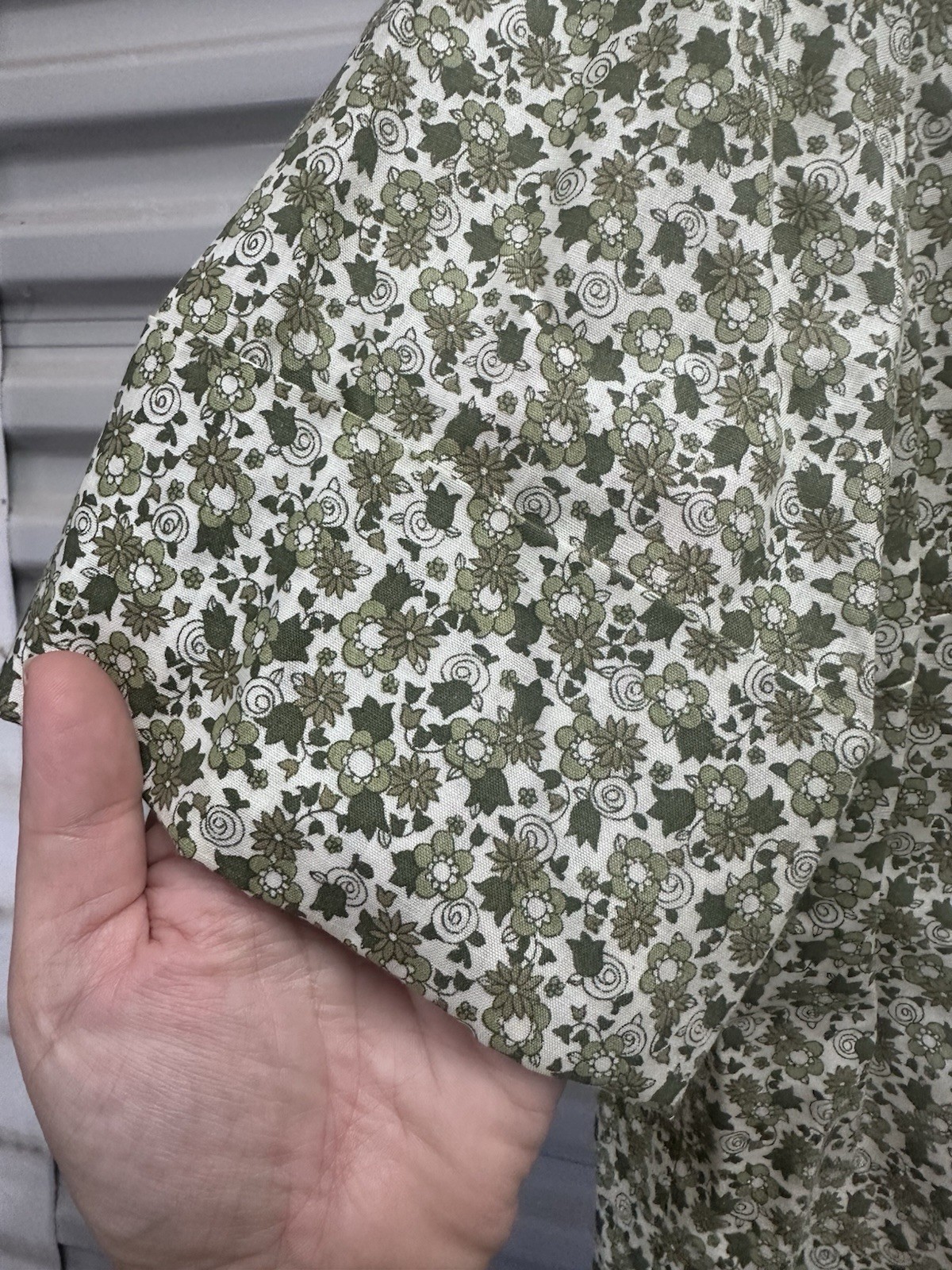 1960s Loop Collar Cotton Floral Green White Blouse Cuff Sleeve M/L Flawed