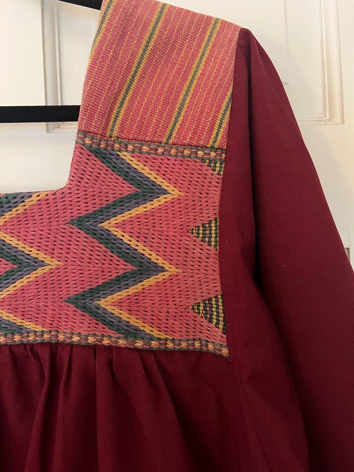Vintage „Fashioned by Astrid Originals” 1-2X burgundy wine embroidered tent dres