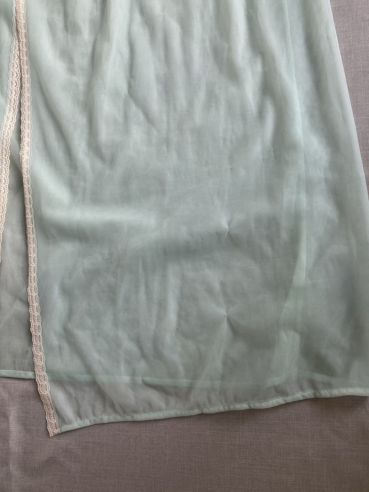 Vtg 1960s to 1970s Slumber Suzy „Dreamwear” peignoir robe Mint Floral Embroidery