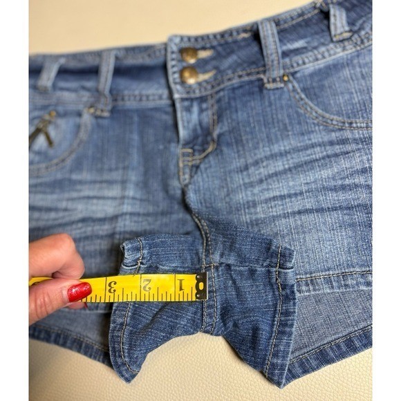 Junior women’s size 11 Paris Blues short denim shorts. Y2K. Vintage.