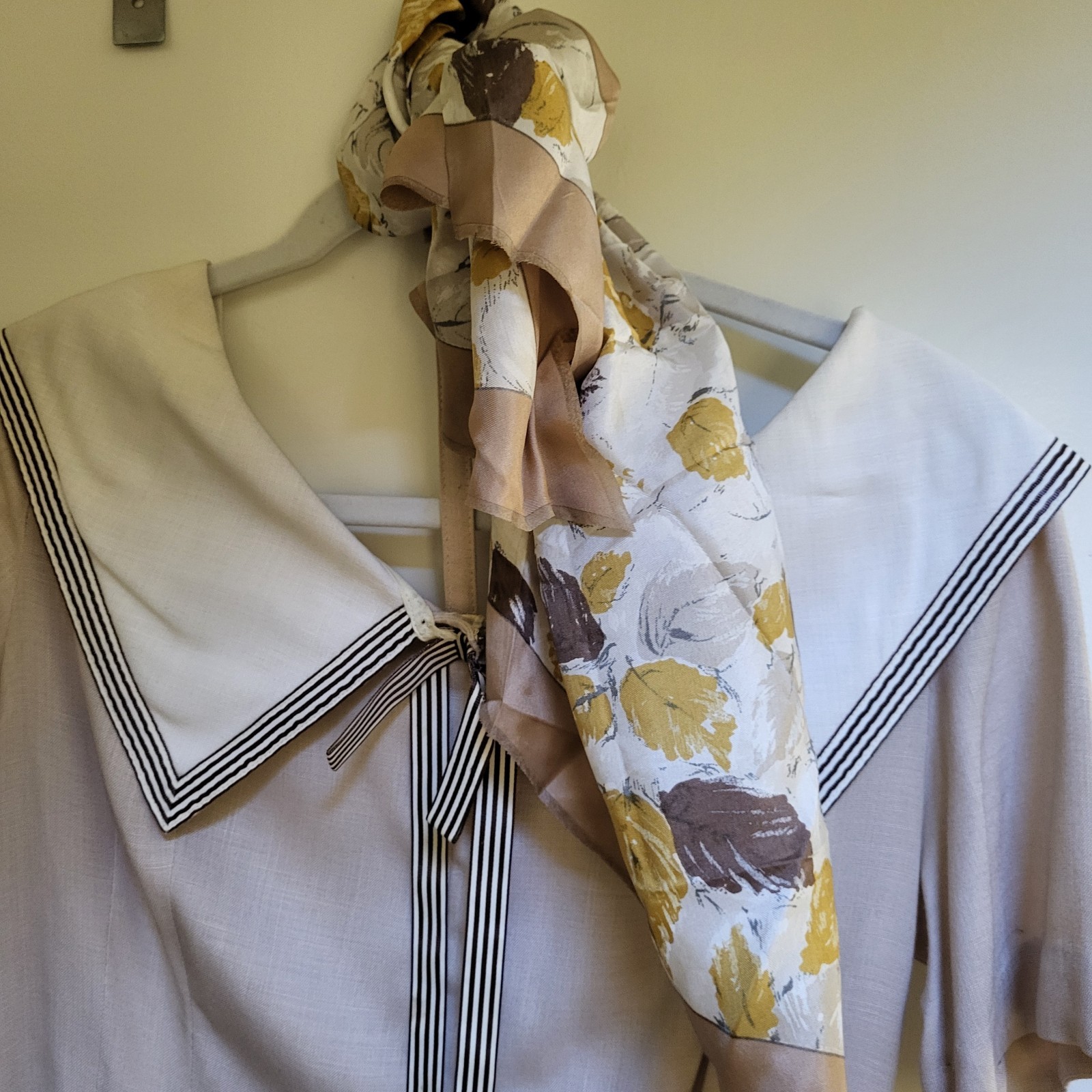 VTG Minx Modes Dress 60’s Beige Point Collar Pin Stripe Silk Scarf Retro