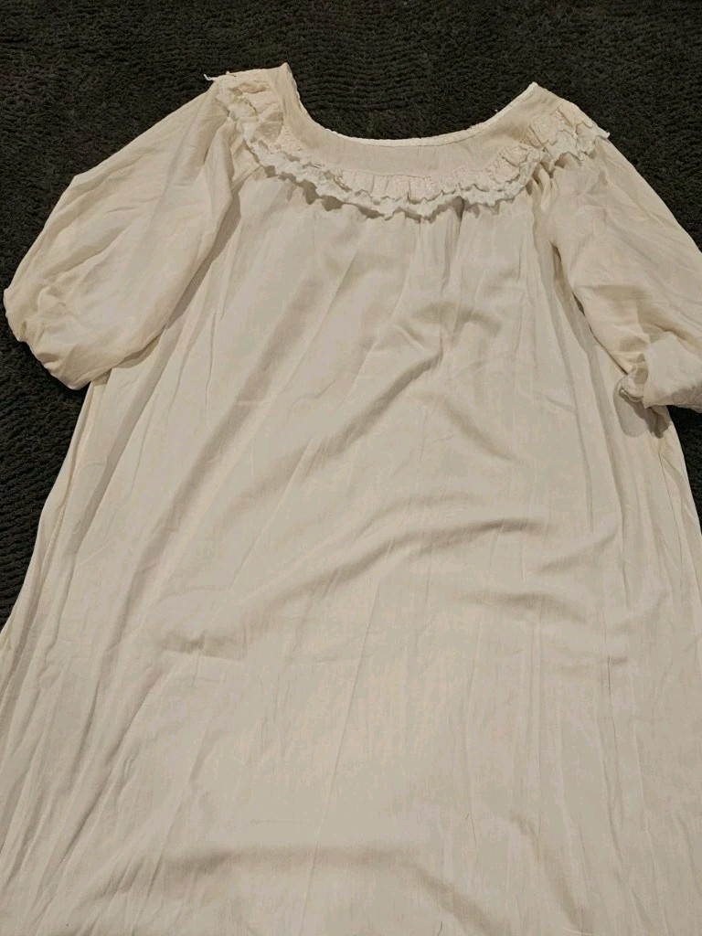 Vintage Victorian-style Nightgown Ruffled Lace Trim Puff Sleeves Light Cotton L