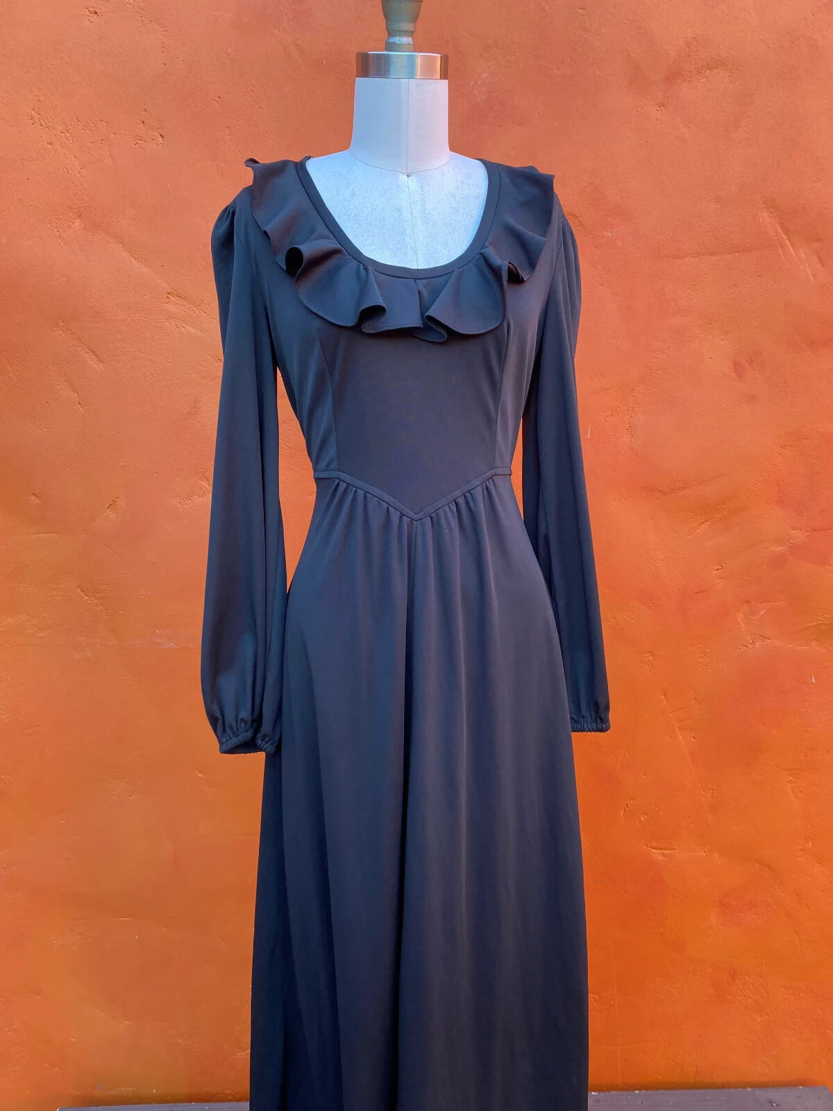 Dark Romantic Vintage 1970s Black Maxi Dress – Ruffle Collar Goth Gothic Witchy