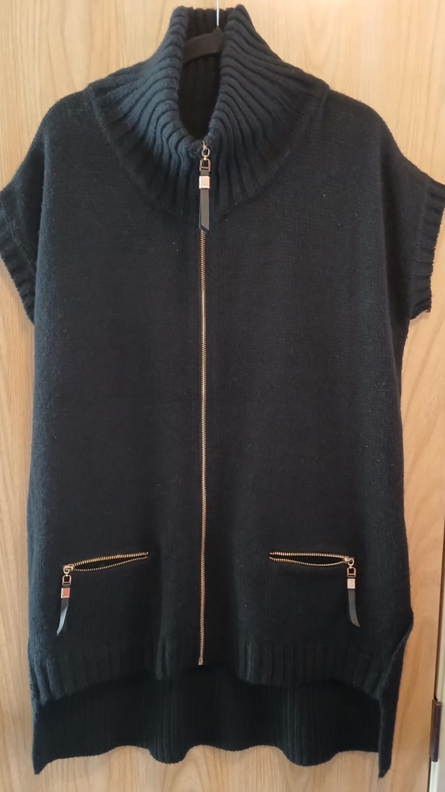 Odemai Sweater Zip Up, Black, Size L/ XL Chest 48, Zip up, Small Front Pockets.