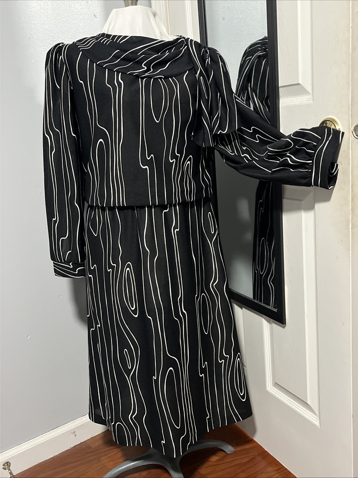 VINTAGE TJUNIORS FABULOUS BLACK WHITE DRESS ABSTRACT 8/10