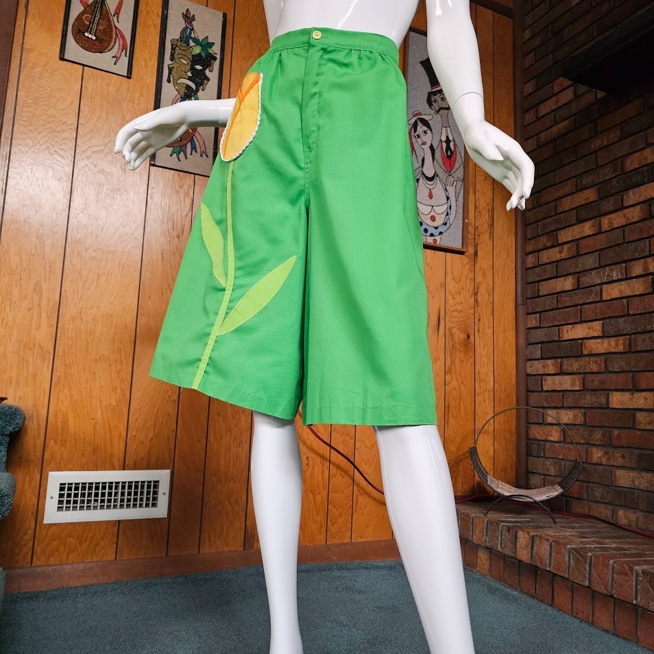 Vintage 1960s Hippie Novelty Tulip Applique Pocket Culotte Gaucho Shorts S/M