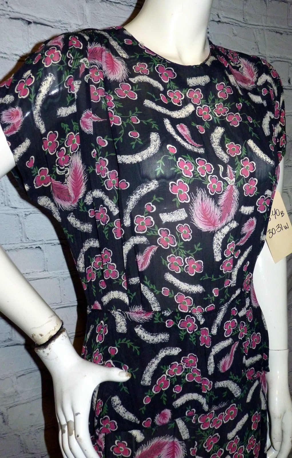 VTG 1940s Feather Print Rayon Peplum Dress Hollywood Costume Collection Bust 40″