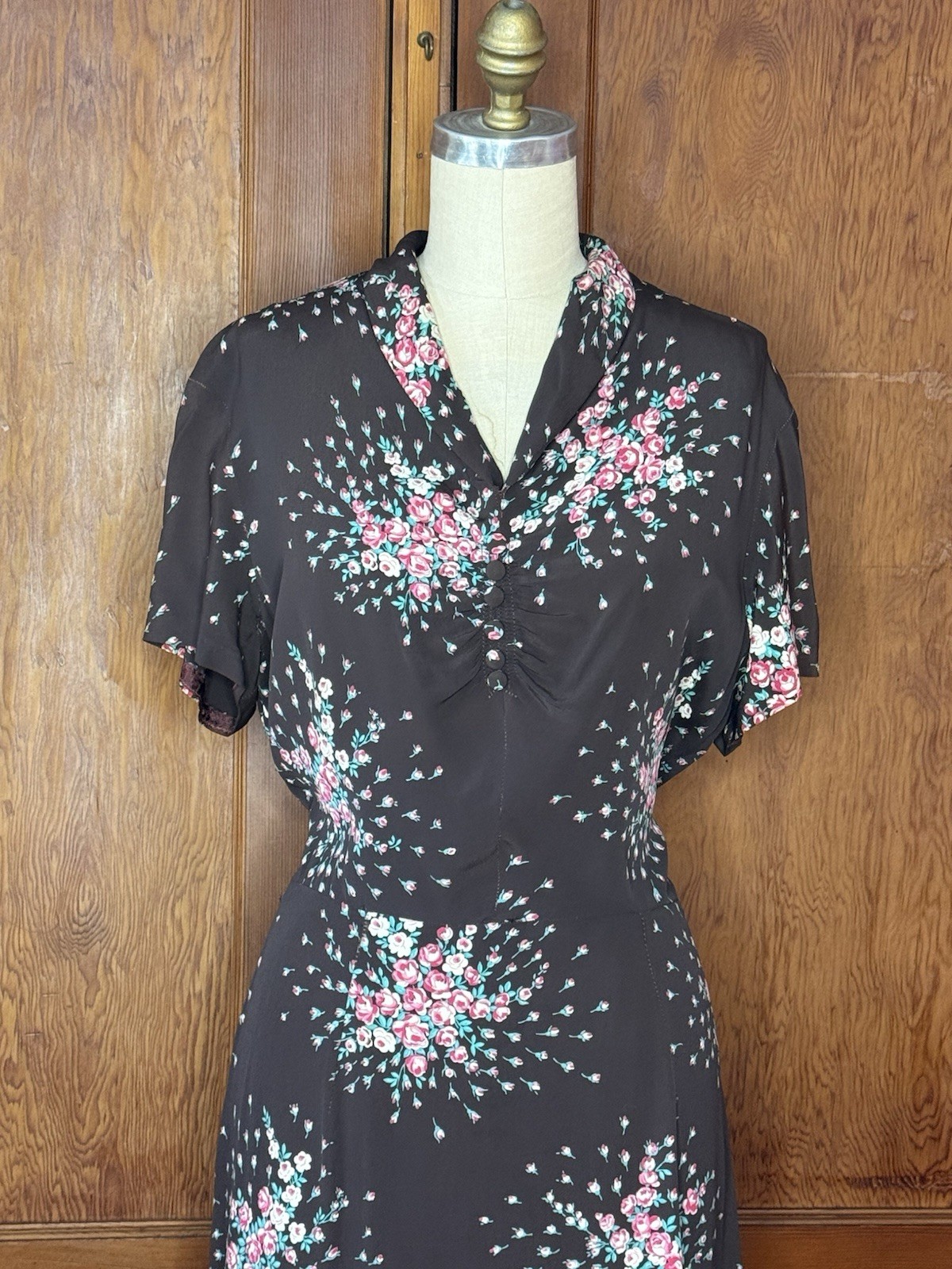 vintage 1940’s brown floral print cold rayon dress 32″ waist