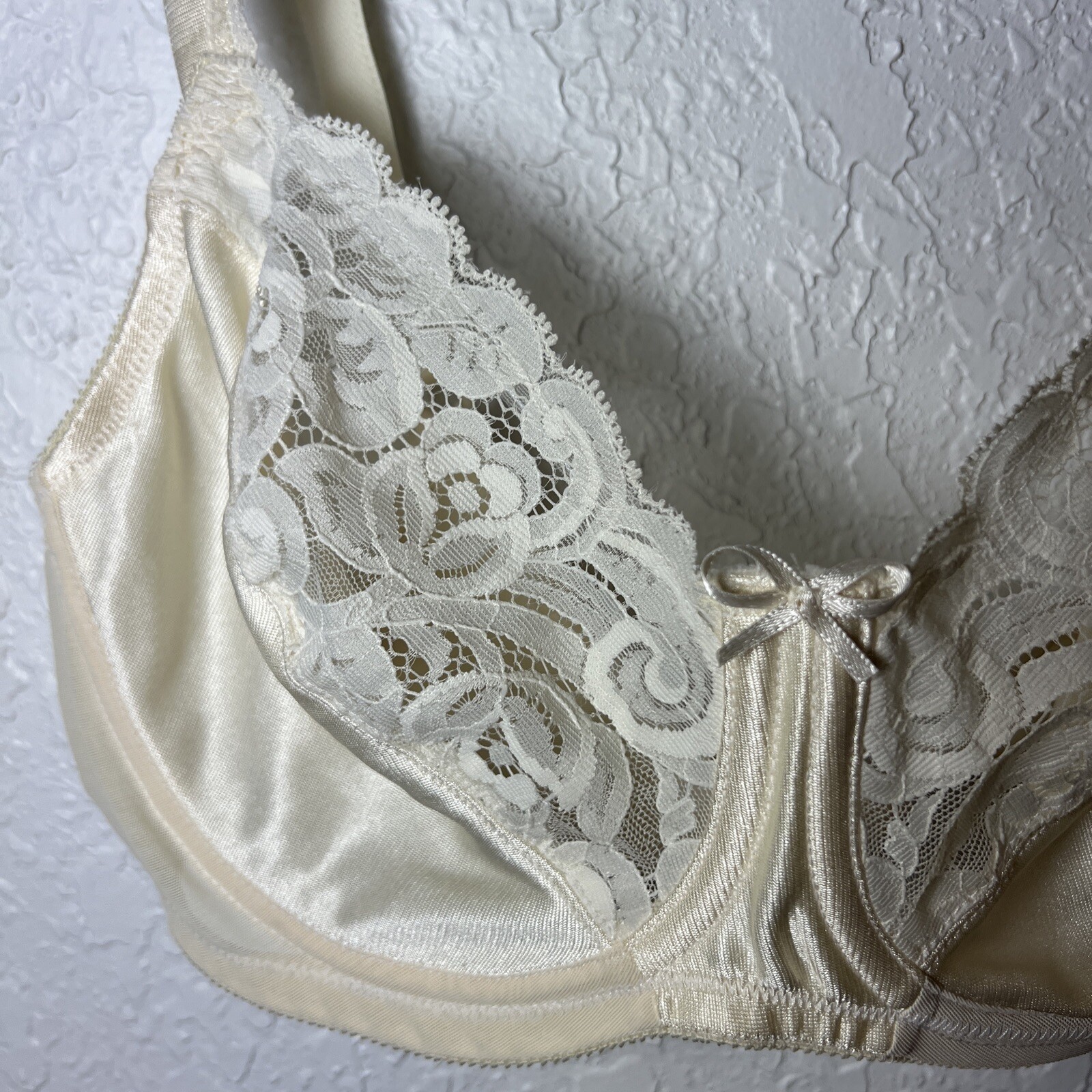 NWT Vintage Vanity Fair Underwire Bra – Satin Cream Glow 34D – Made In USA