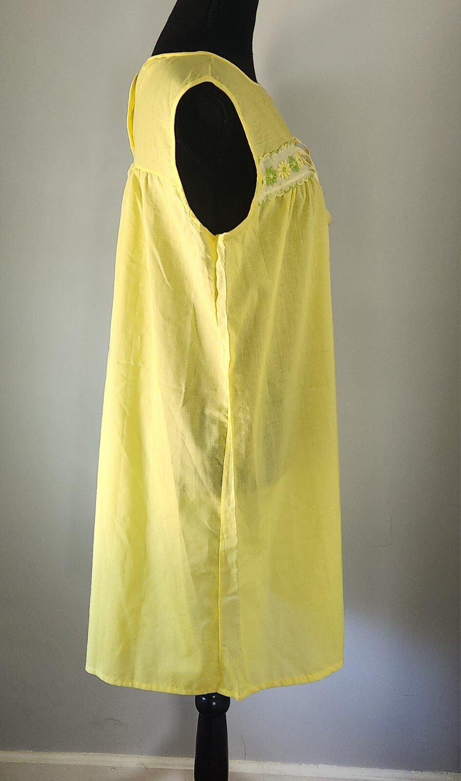 Vintage 60s Grants ISIS yellow babydoll nightgown floral embroidery size Medium