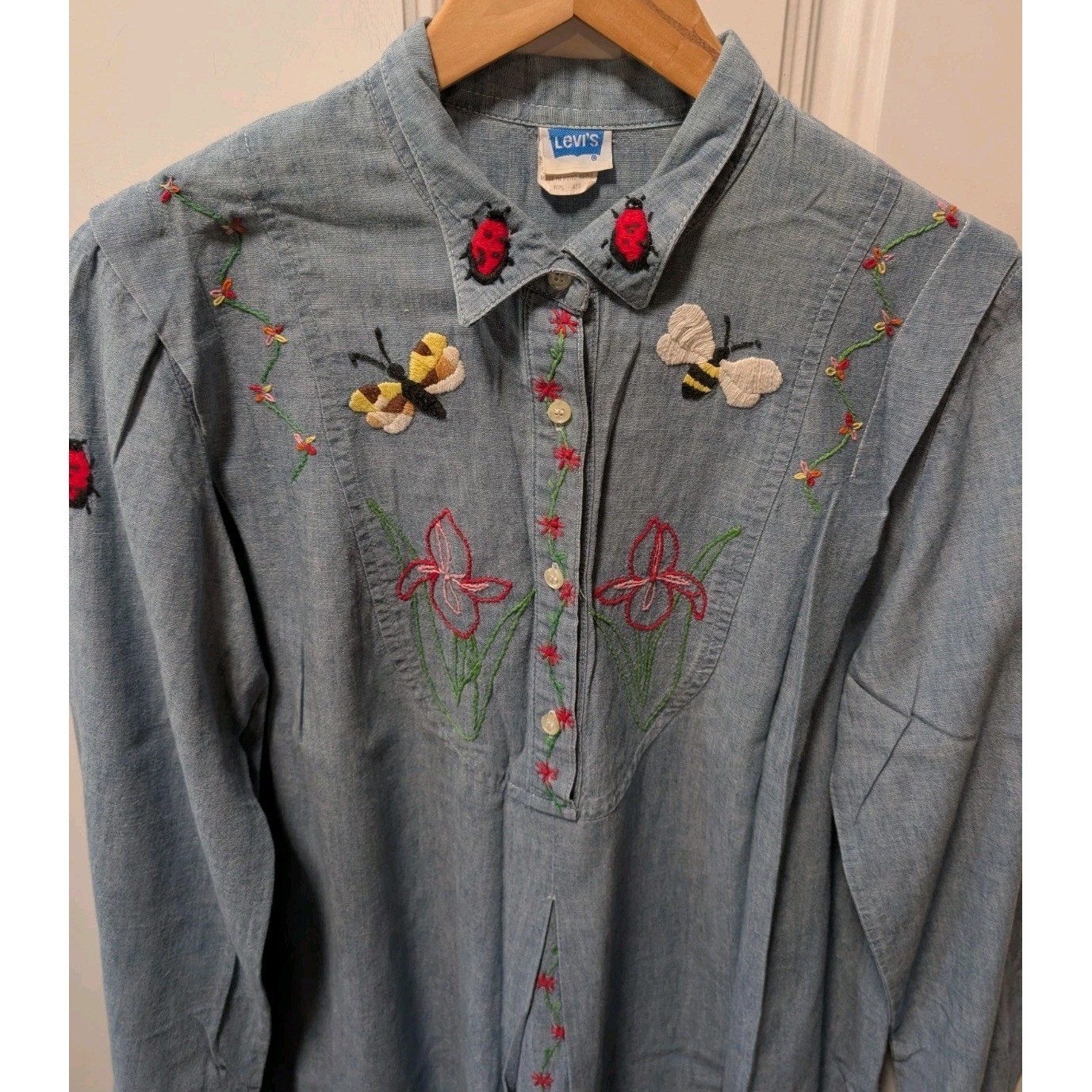 VTG 70s Levis M Chambray Blue Denim Tunic Top Embroidered Floral Insect Tropical