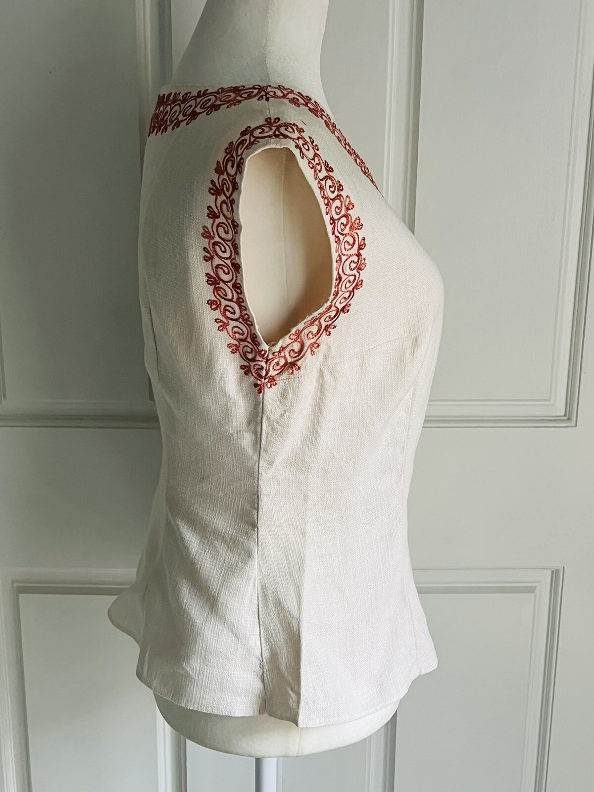 Vintage 1950’s White Linen Sleeveless Blouse Shell Embroidered Neckline M