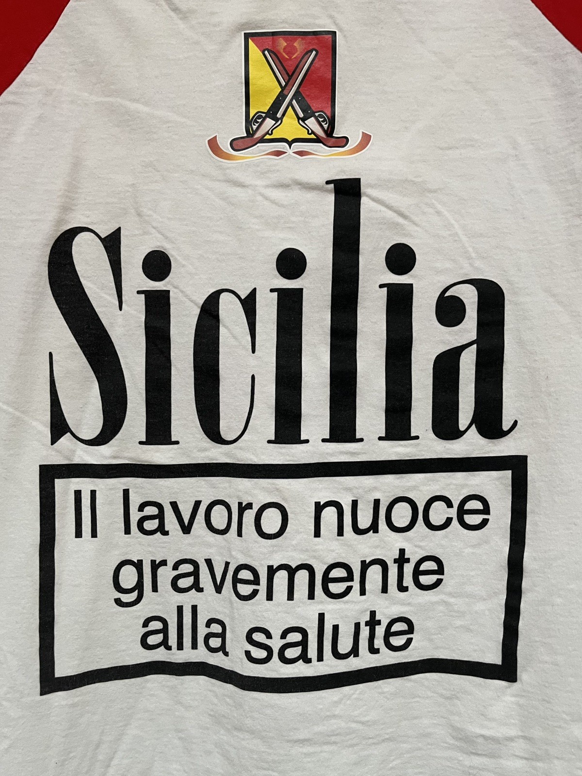 Vintage „Sicily: Work seriously harms health” Graphic Art T-Shirt women med Red