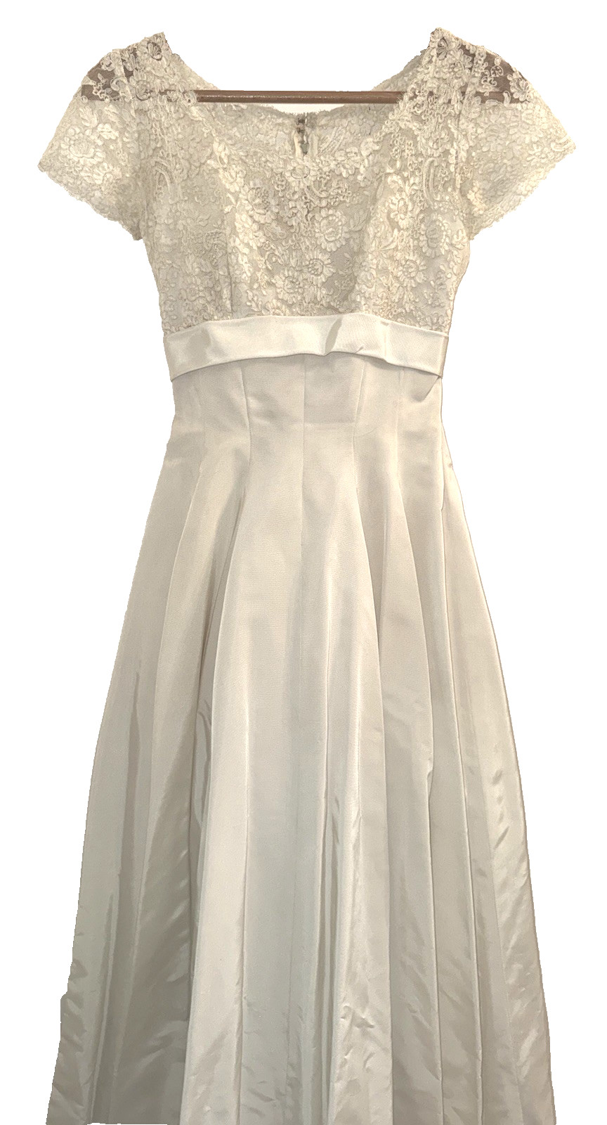 1960s Vtg Chantilly LACE SATIN WEDDING GOWN Petticoat VEIL Sz Small Saks 5th Ave