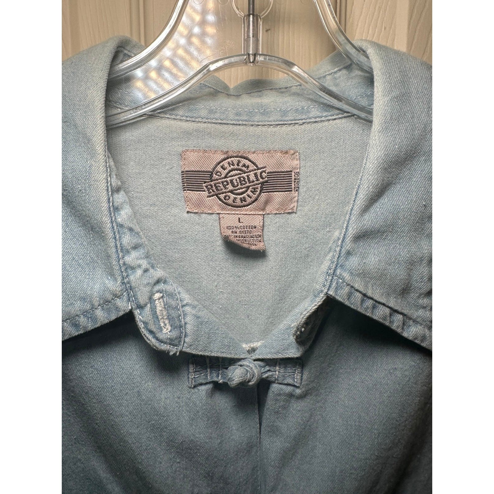 Vintage Denim Republic Denim knot style button-up shirt with a fitted type curva