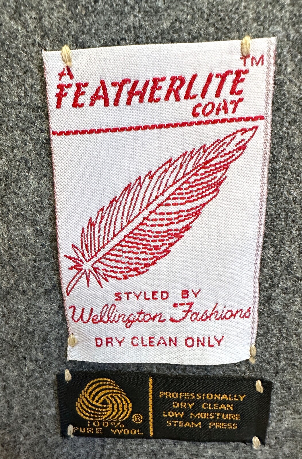 Vintage Women’s Wellington Fashions „Featherlite” Long 100% Wool Coat 46″ Bust