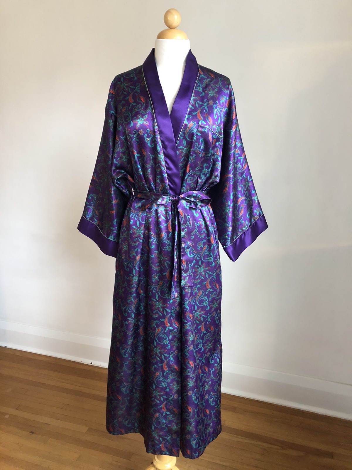 STUNNING VTG MS. B Purple Paisley Satin Cuddleskin Robe Dressing Gown SZ M