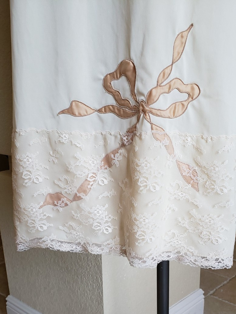 VNTG Bali Lacy Full Slip Ribbon Applique at Front & At Slit Back Nylon Sz 34 SH