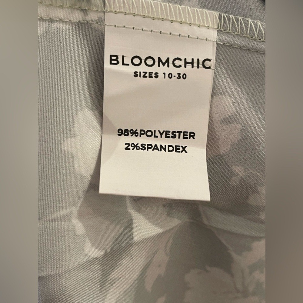 NWT BloomChic Floral Print Short Sleeve VNeck Midi Dress Size 30