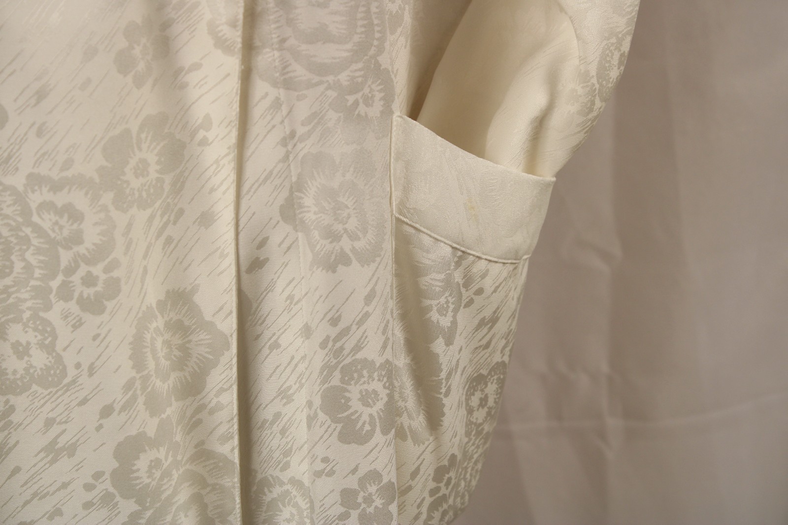 VIntage Satin Jacquard White Dressing Gown Robe Size L Philippines NOS Beauty!