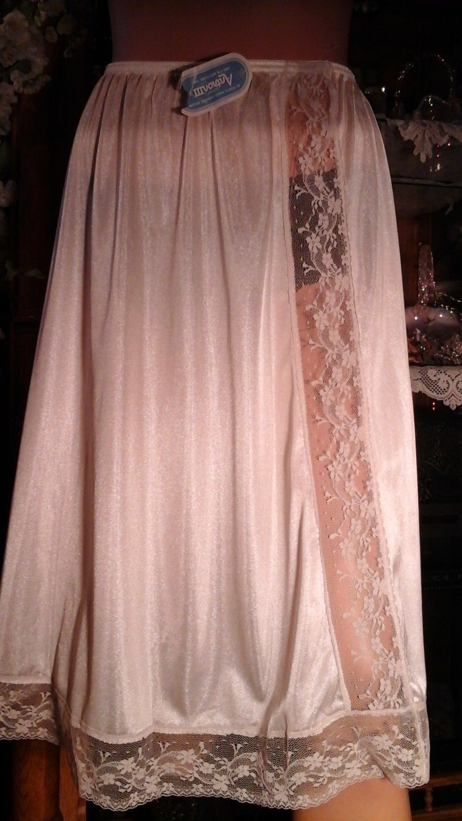 VTG MARDOR NWT SILKY NYLON ANTRON III CREAM SHIMMER HALF SLIP MED LG ECRU LACE