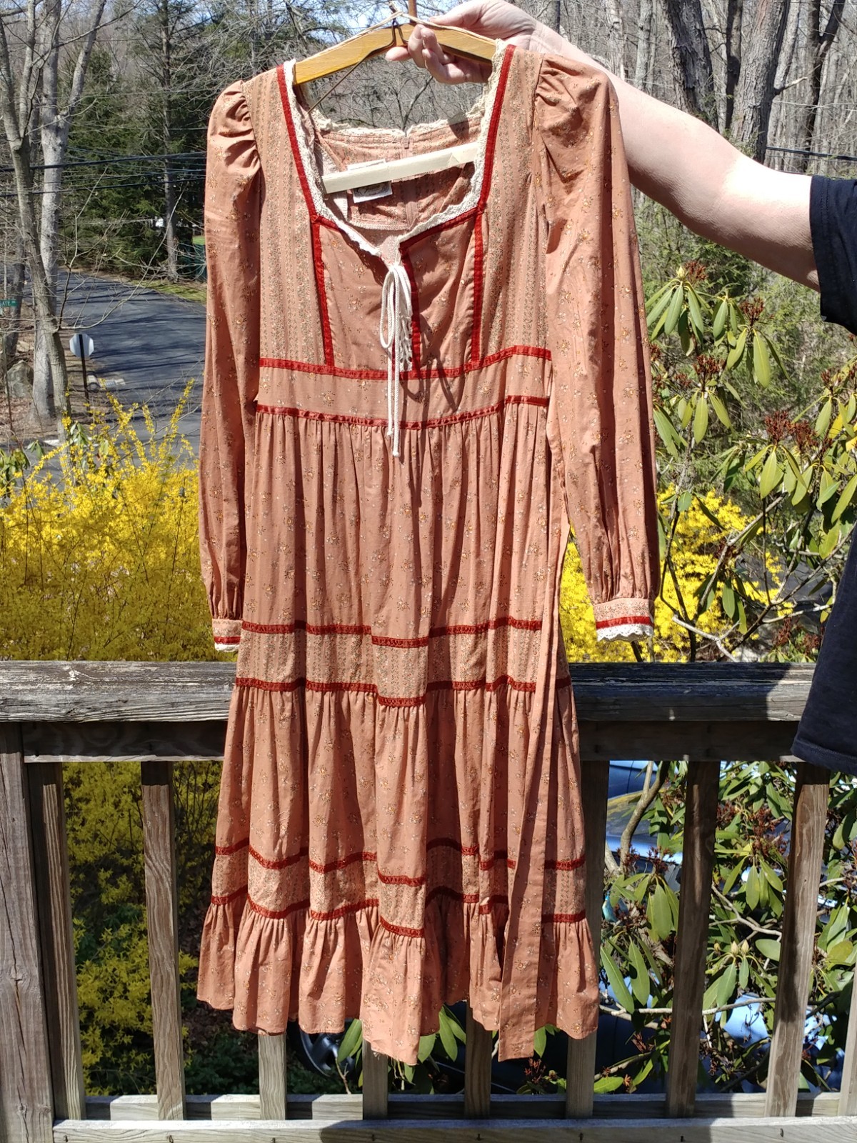VINTAGE 1970s GUNNE SAX PRAIRIE BOHO DRESS PEACH FLORAL LACE RIBBONS CORSET