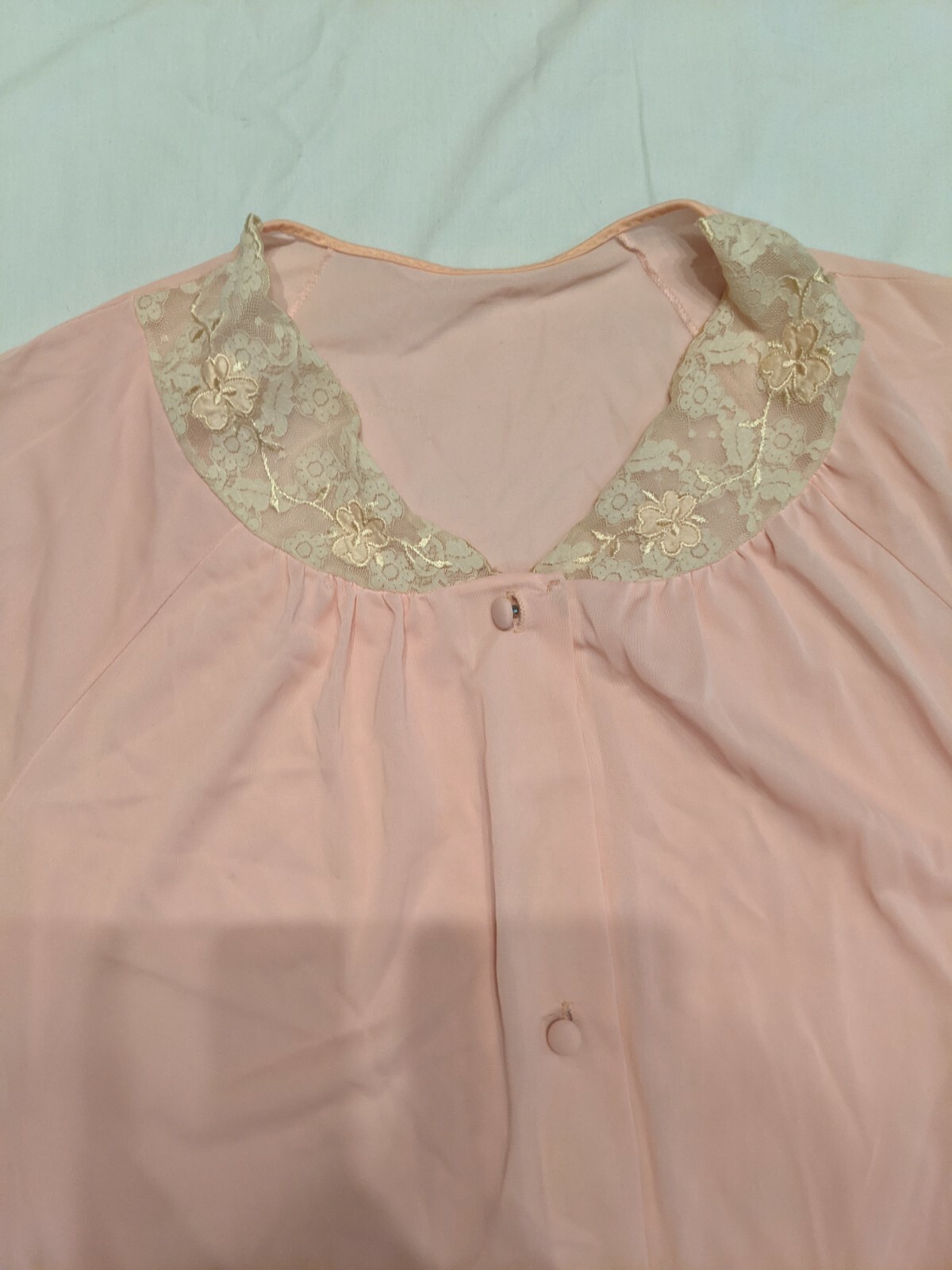 Sz M Vintage pink SANS SOUCI GOWN ROBE w/ivory Lace size medium covered buttons