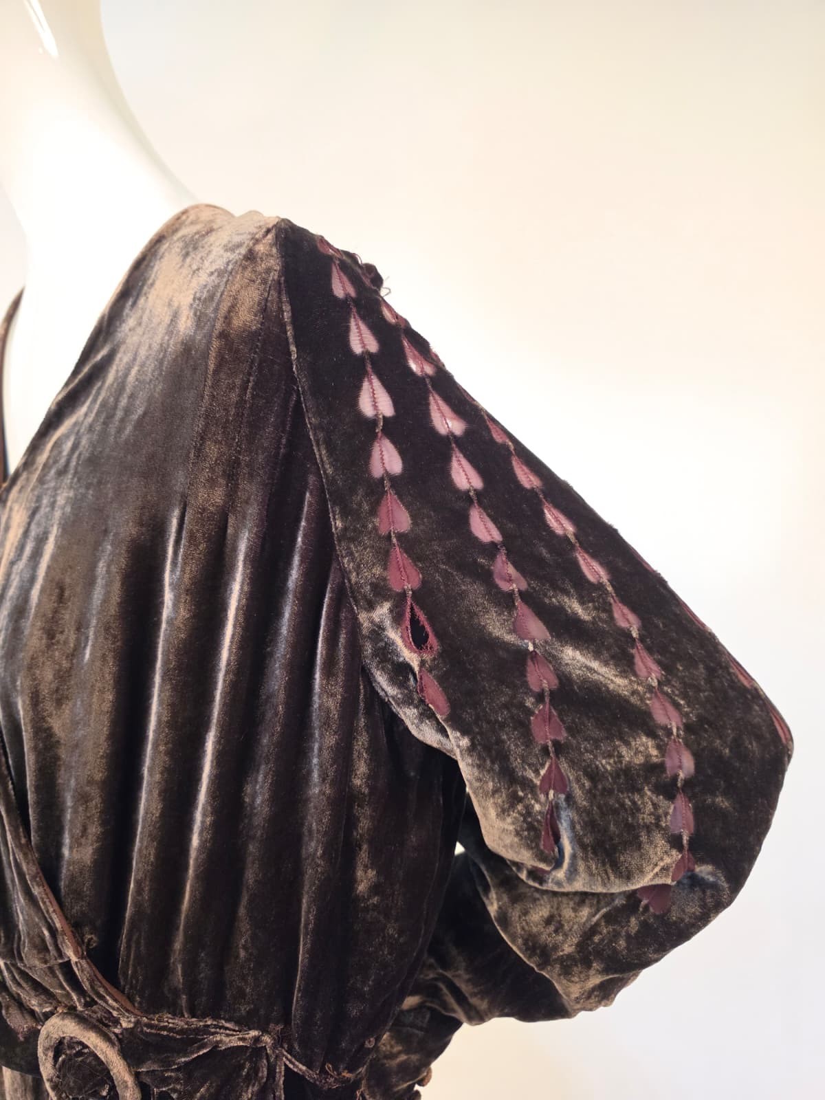 1930’S SILK VELVET DRESS W BLEEDING HEART VOIDED PATTERN SLEEVES
