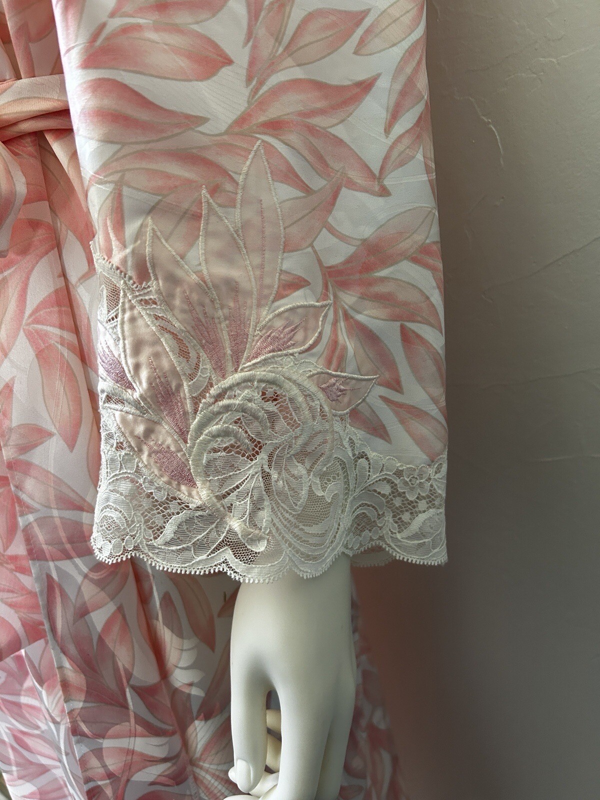 Vintage NATORI Nieman Marcus Silky Robe Pink Floral Lace Accents Size Medium
