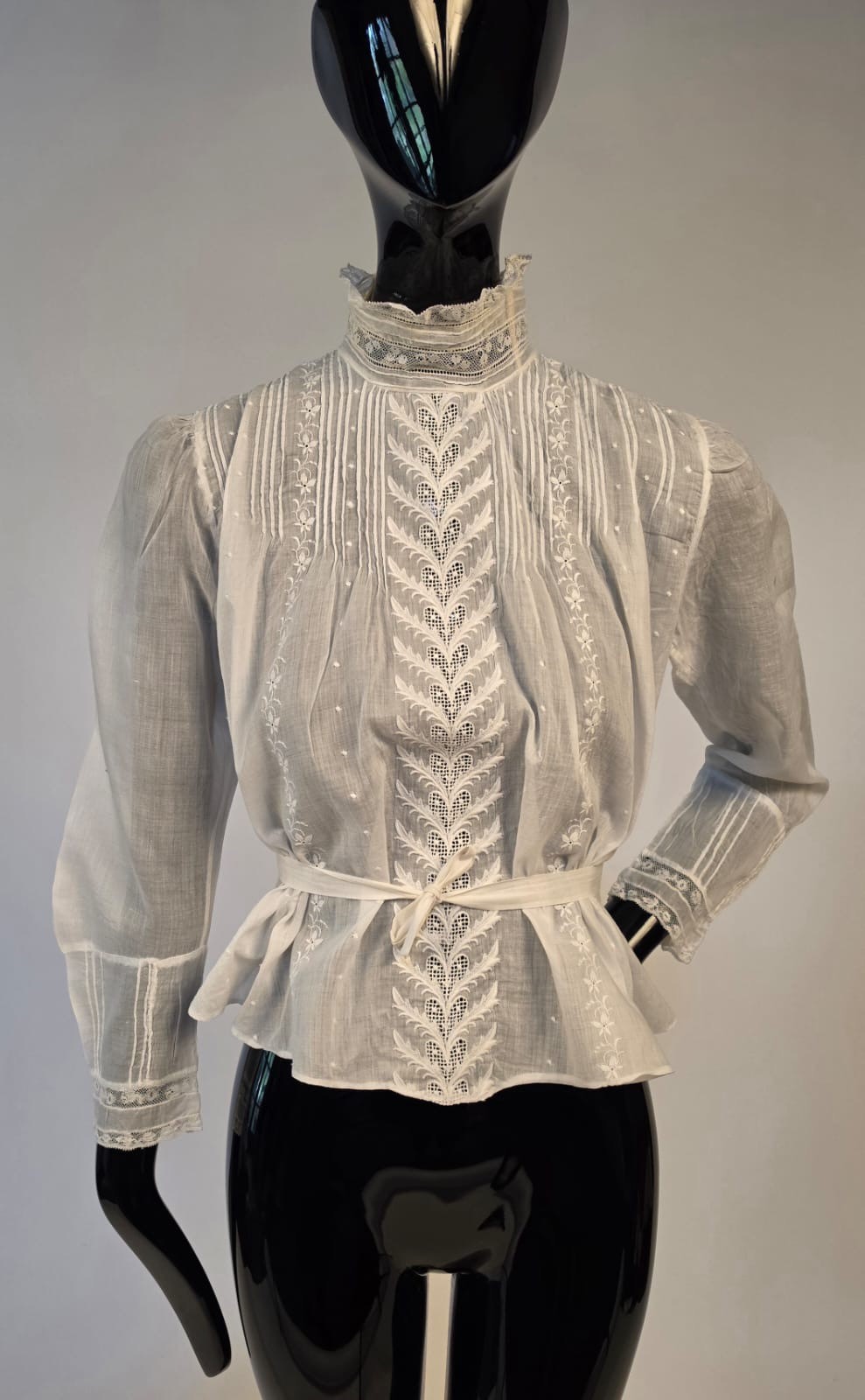EDWARDIAN WHITE HIGH COLLAR BLOUSE W EMBROIDERED HEART + LEAF PATTERN FRONT
