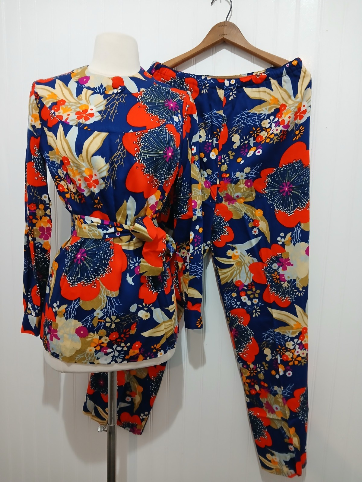 True Vintage 1970’s Ladies 2pc Matching Top Pants Retro Mod Hippie Bright