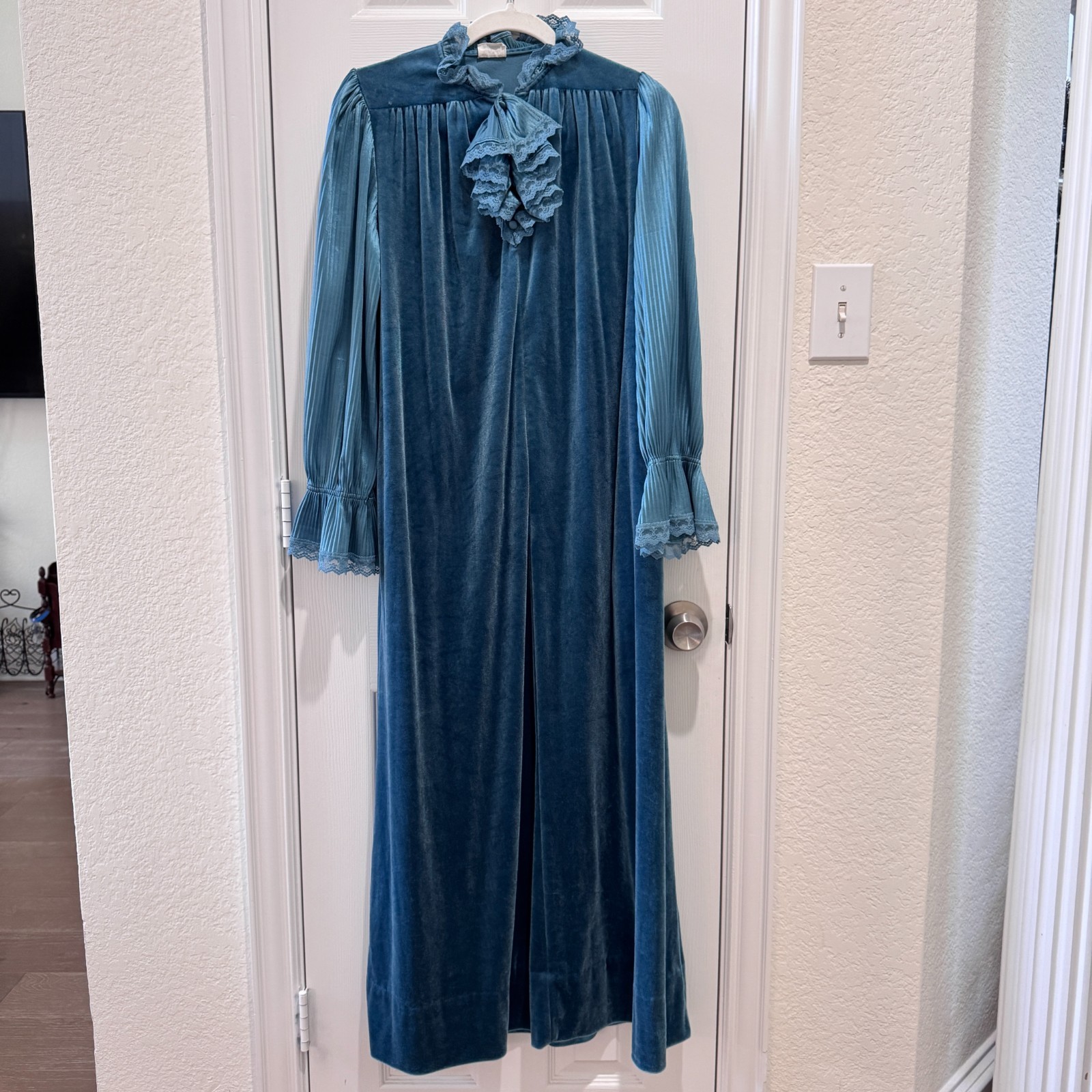 VTG Donna Richard Gilligan O’Malley Bridgerton Velour Robe Lace Victorian Gown S