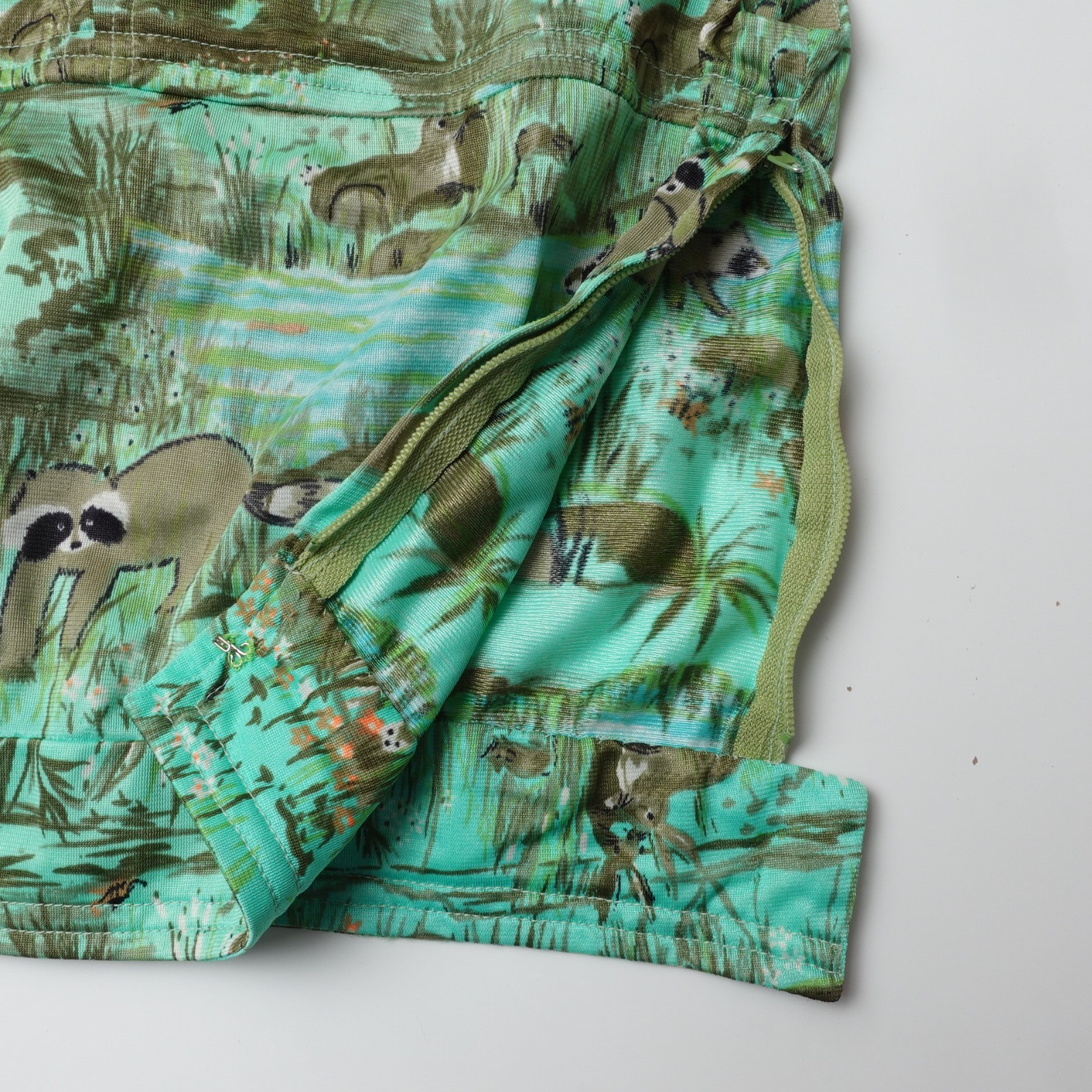 Vintage 1970s Women’s All Over Print XS Raccoon Crop Shirt Sleeveless Bunny 70s