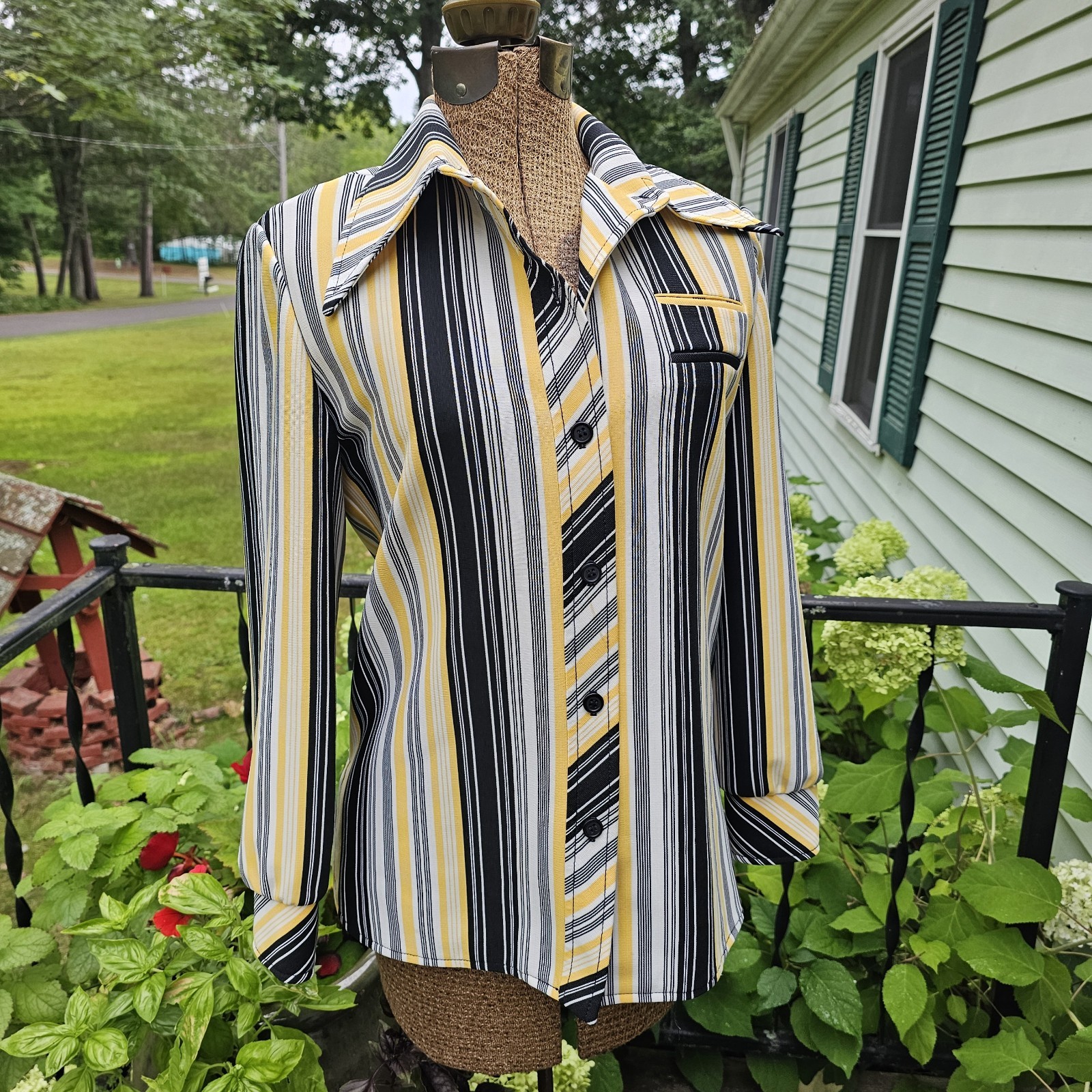 VTG 70s Women’s Spread Pointed Dagger Collar Polyester Blouse, BLK, White Yellow