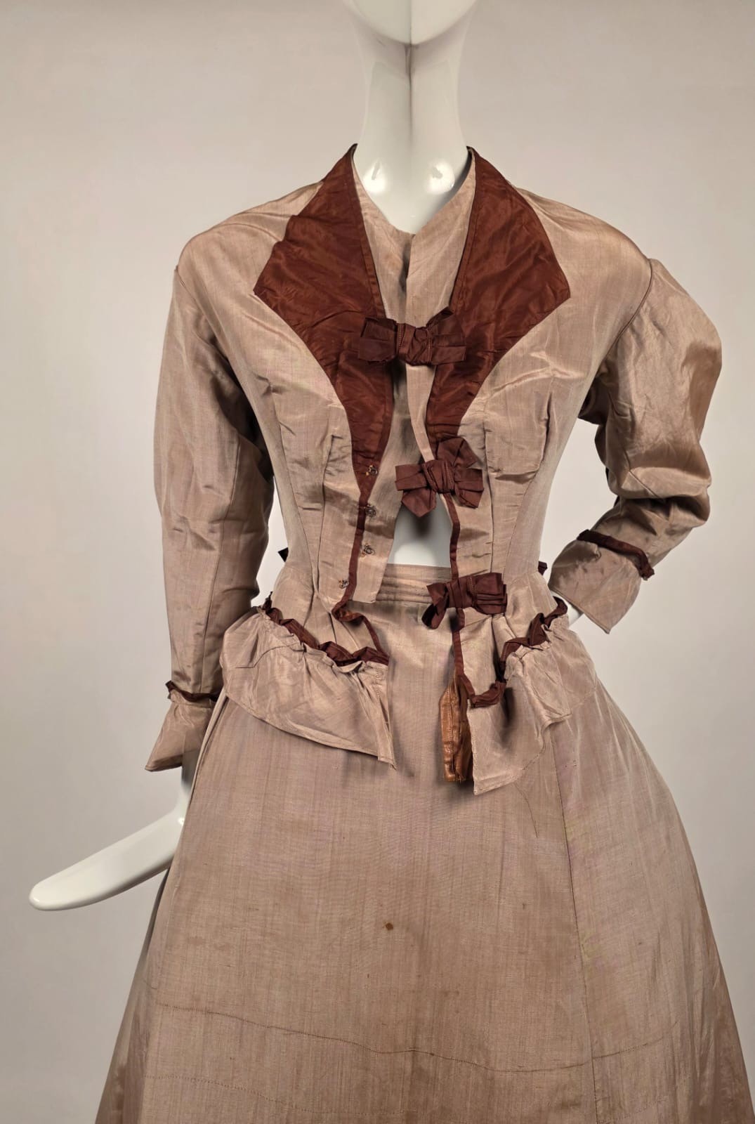 POST CIVIL WAR 1860’S GRAY BOMBAZINE + SILK DRESS W BOW TRIMMED FRONT