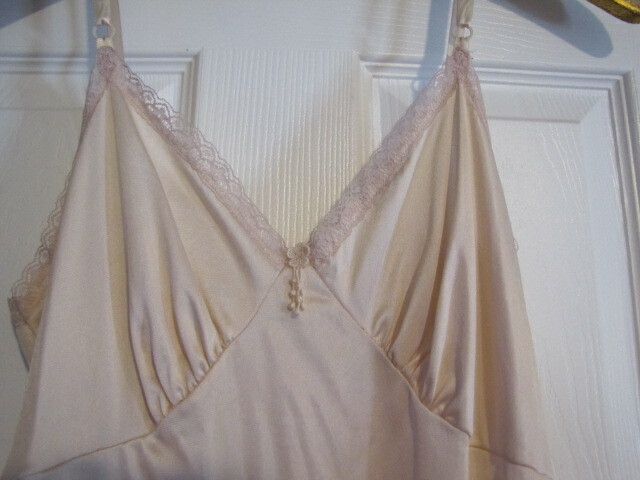 Women’s Vintage Full Slip, Medium (36), Flesh-tone