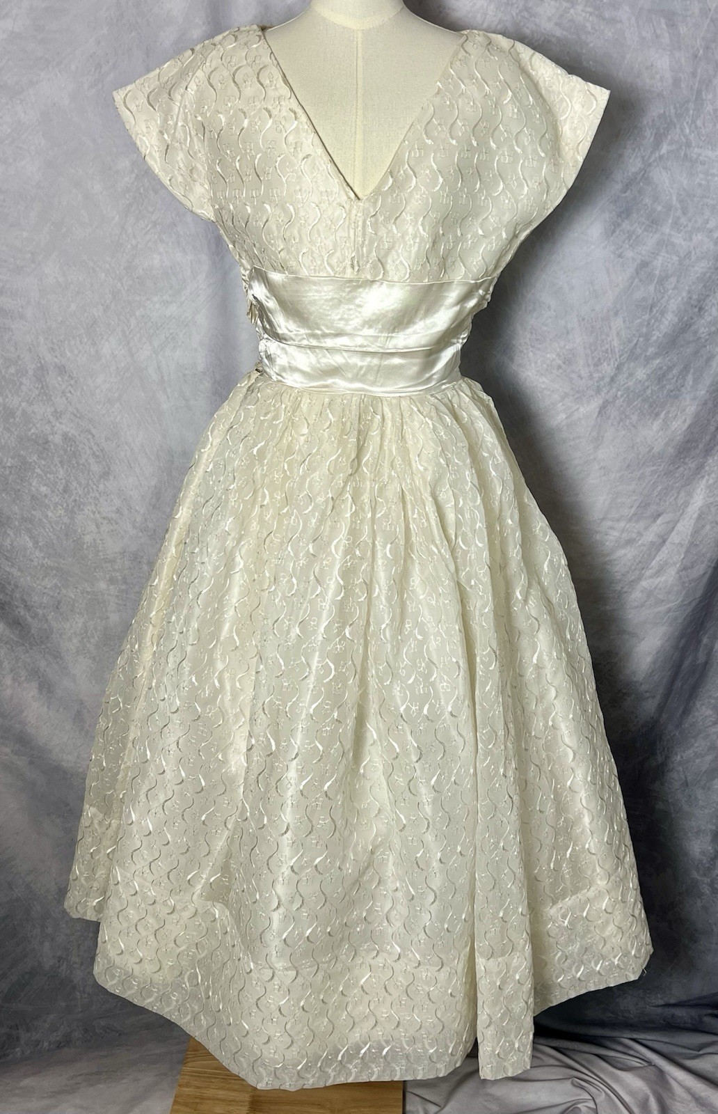 Vintage 1950’s Ivory Embroidered Organza & Satin Party Dress Full Skirt Size XS