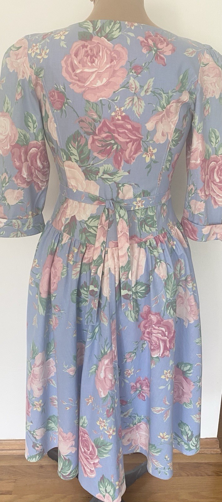 Vintage 80s EXPO Chintz Party Dress *Size 8* Blue Rose Floral Tie Back Dress