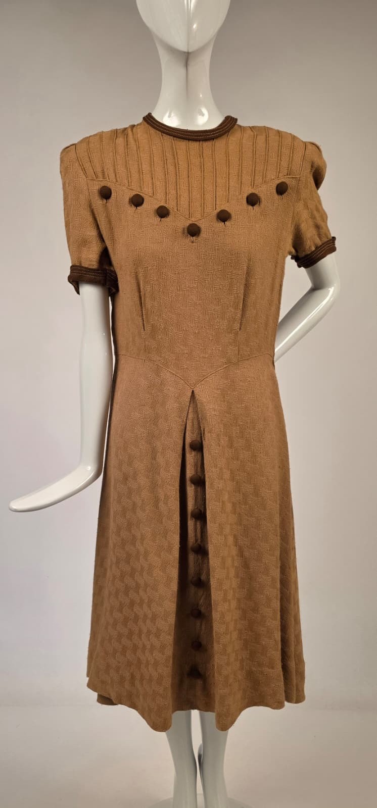 1930’S 2 TONE BROWN DRESS W BASKET WEAVE PATTERN + BUTTON DETAIL