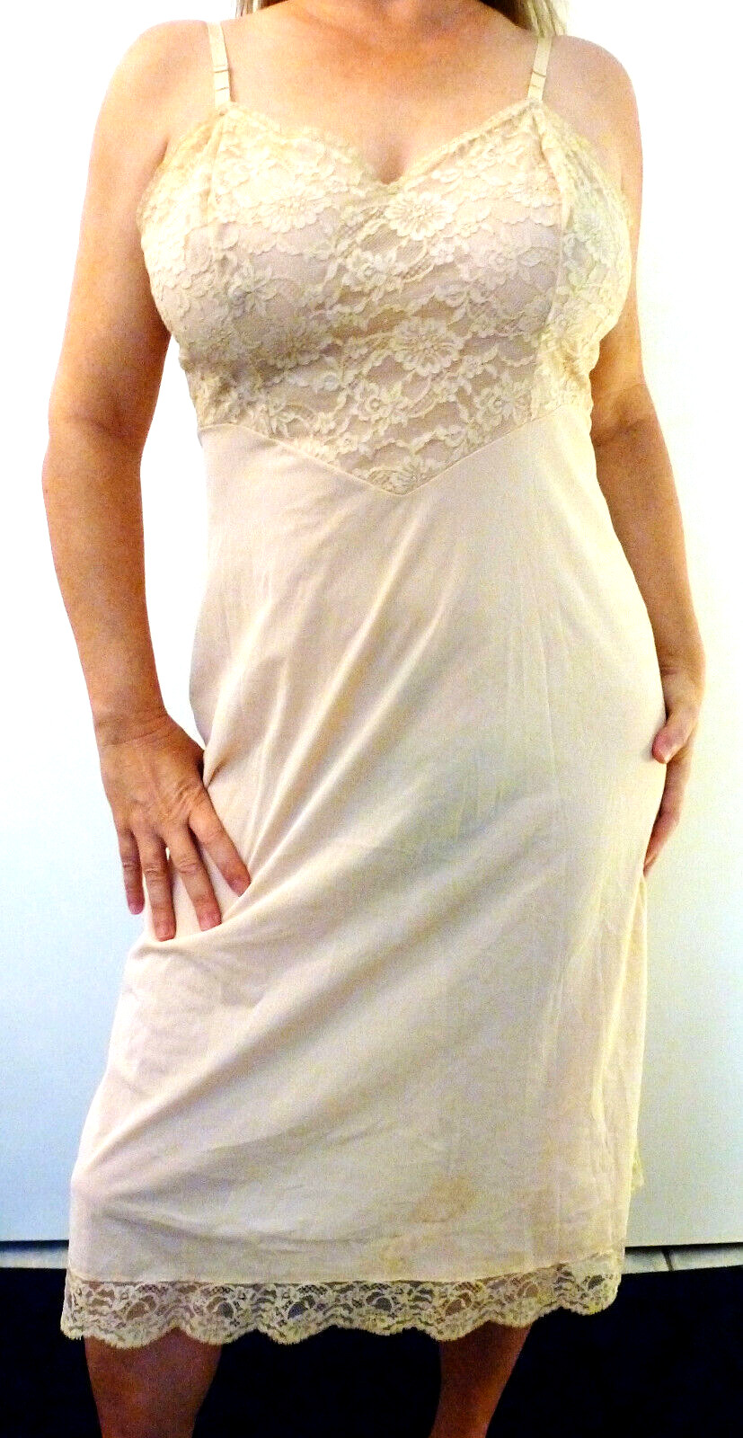 GLAMOUROUS 1960s VANITY FAIR VTG BEIGE MEGALACY SATINY NYLON FULL SLIP 36 38 EVC
