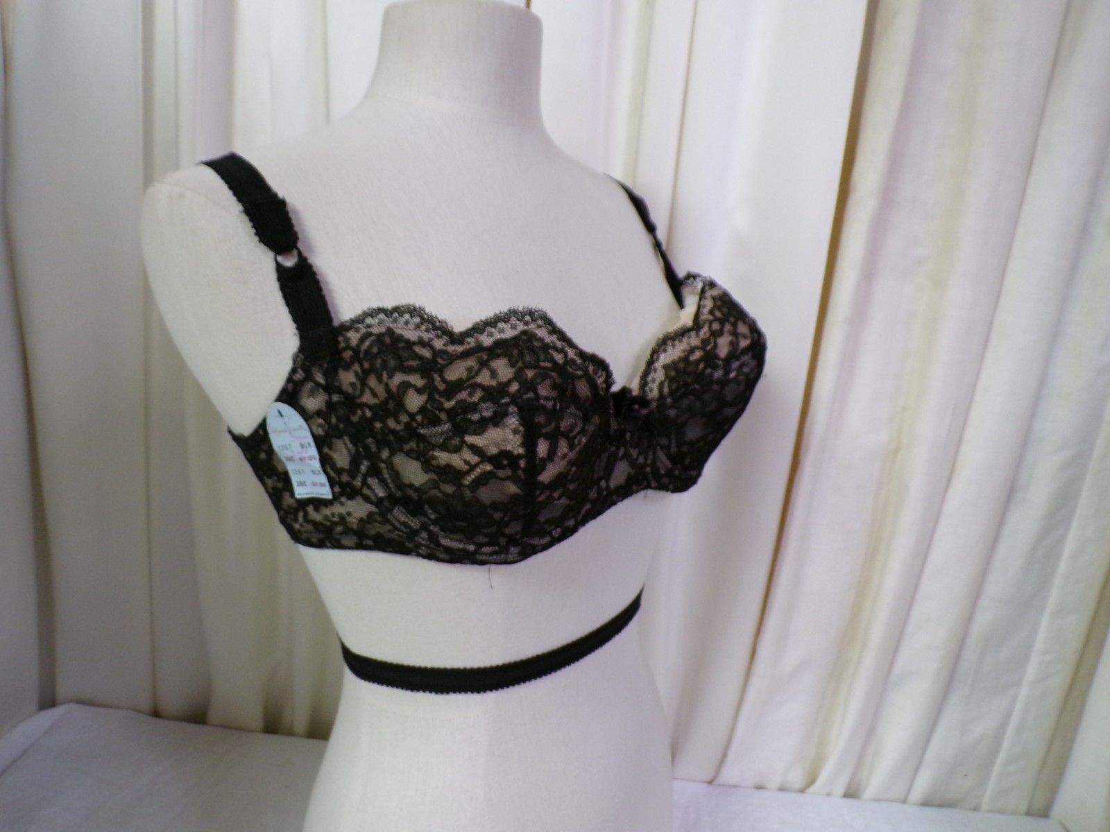 Vintage HOLLYWOOD VASSERETTE Black Lace Bra 36C New w/ Tags