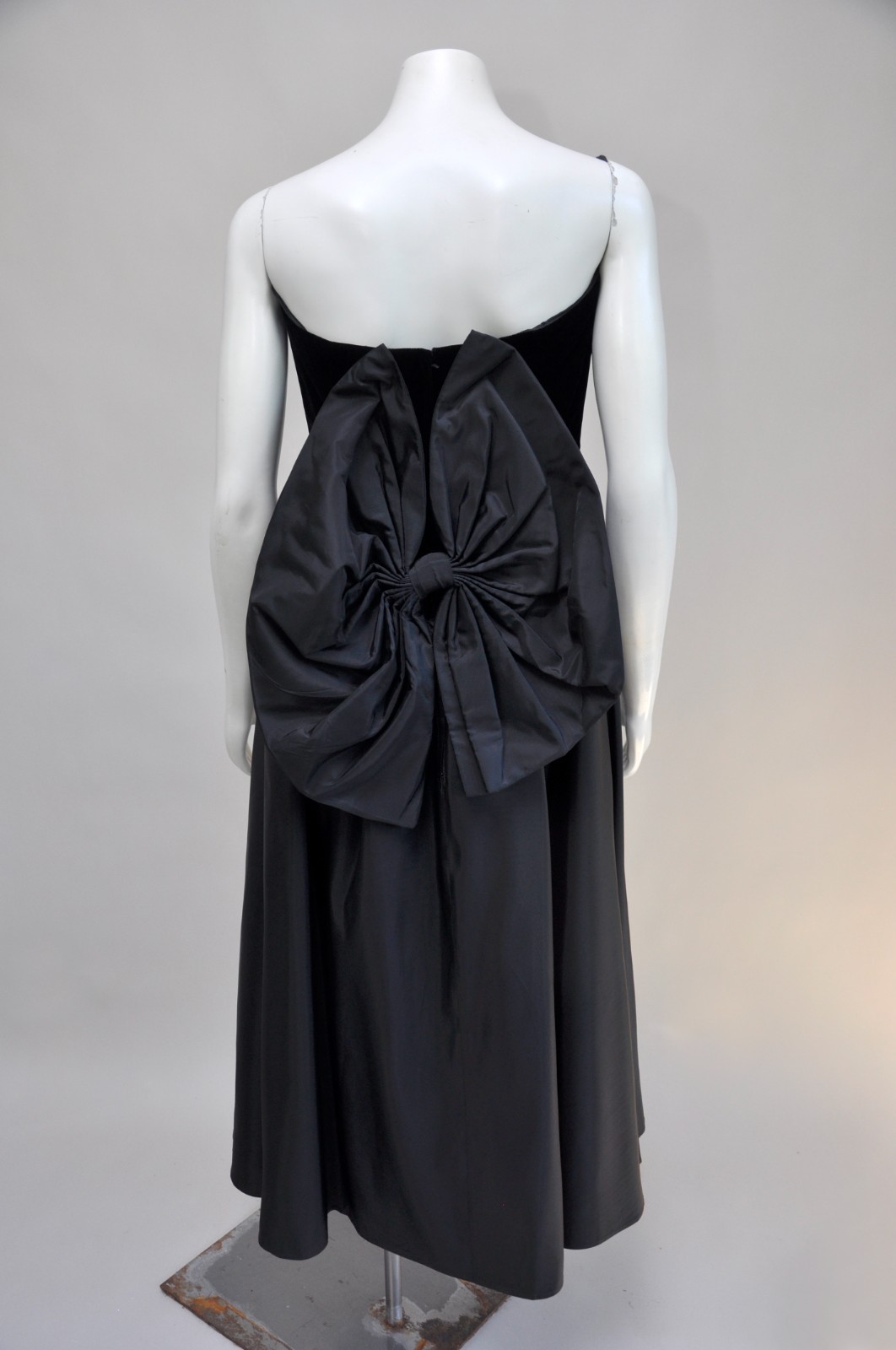 Vintage 1980s Black Velvet & Taffeta Strapless Black Tie Party Dress Holiday Bow