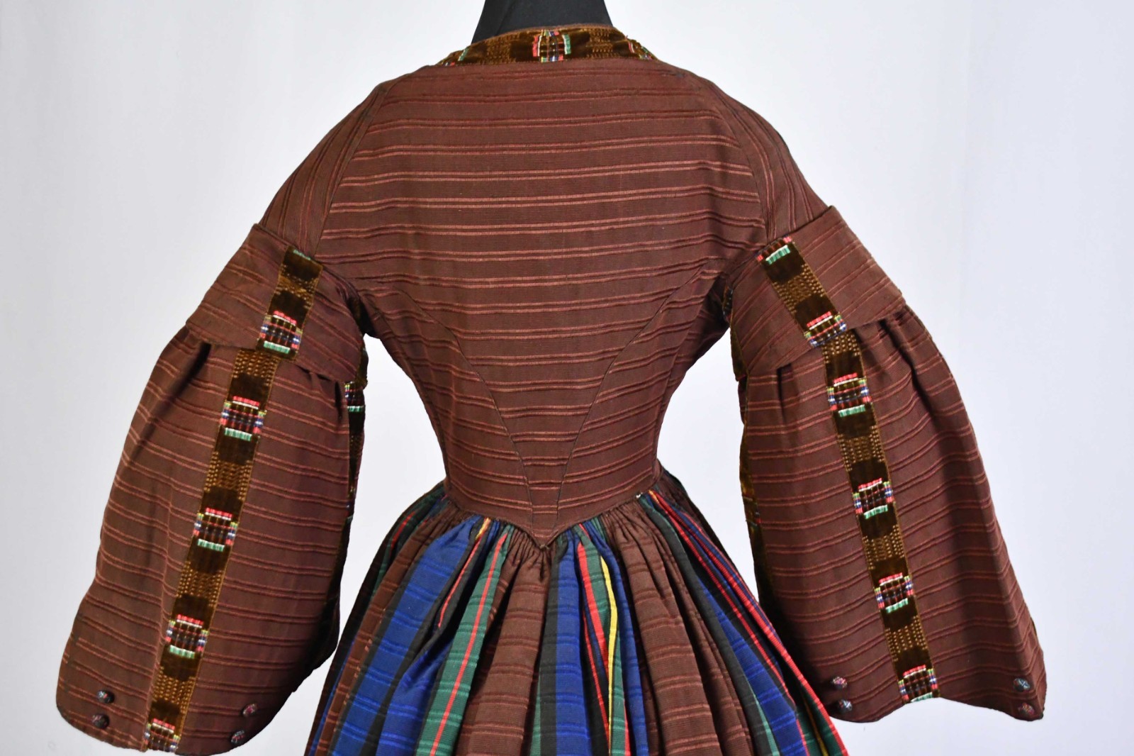 VICTORIAN LADIES DAY DRESS WITH WIDE PAGODA SLEEVES, c.1850’s