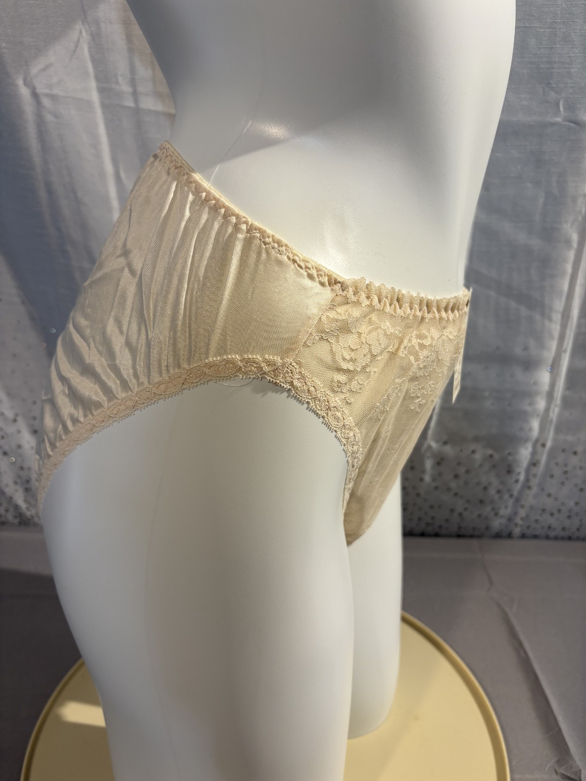 CHRISTIAN DIOR Intimates vintage NWT BEIGE Hipster sheer lace panty size 7