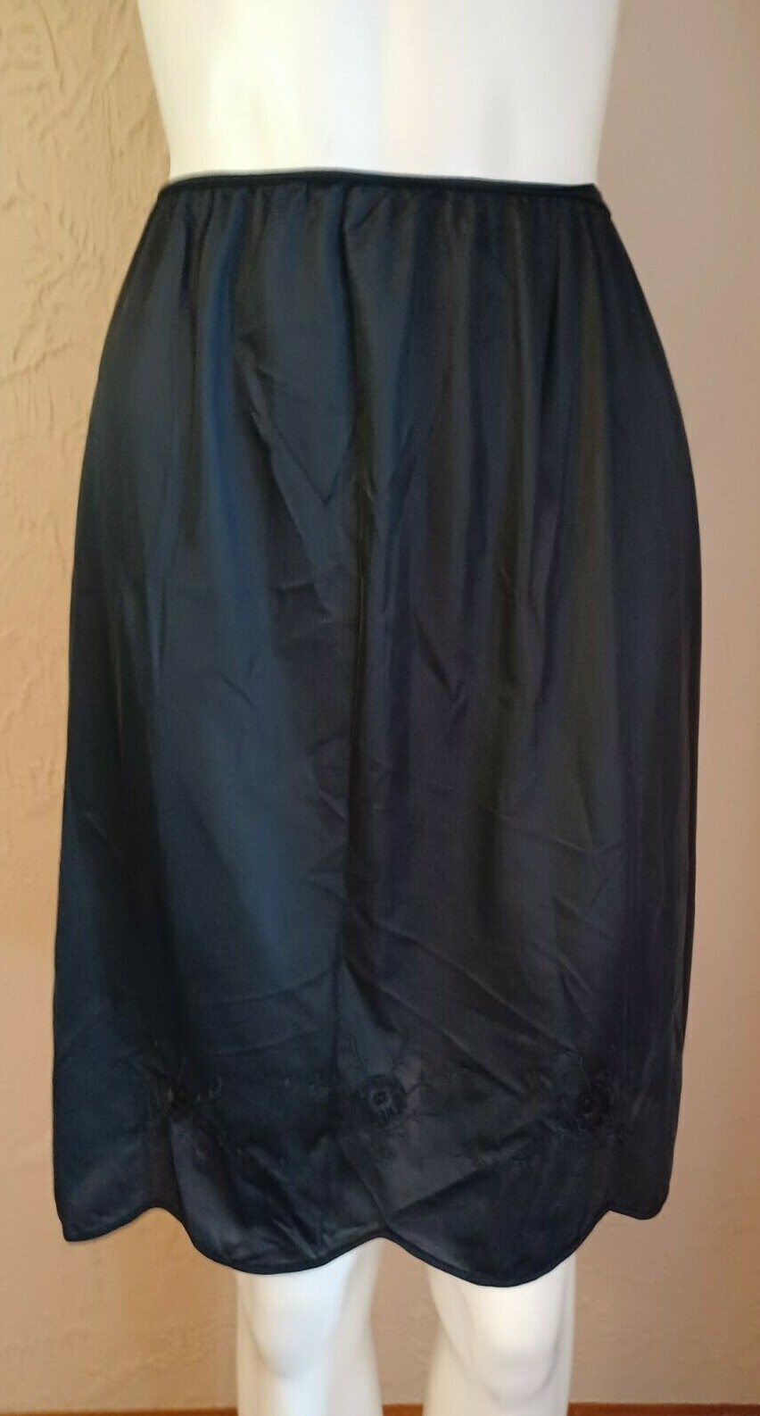 VTG 1950’s „Greenco Maid” Black Nylon Tricot Scalloped Hem/Applique 1/2 Slip