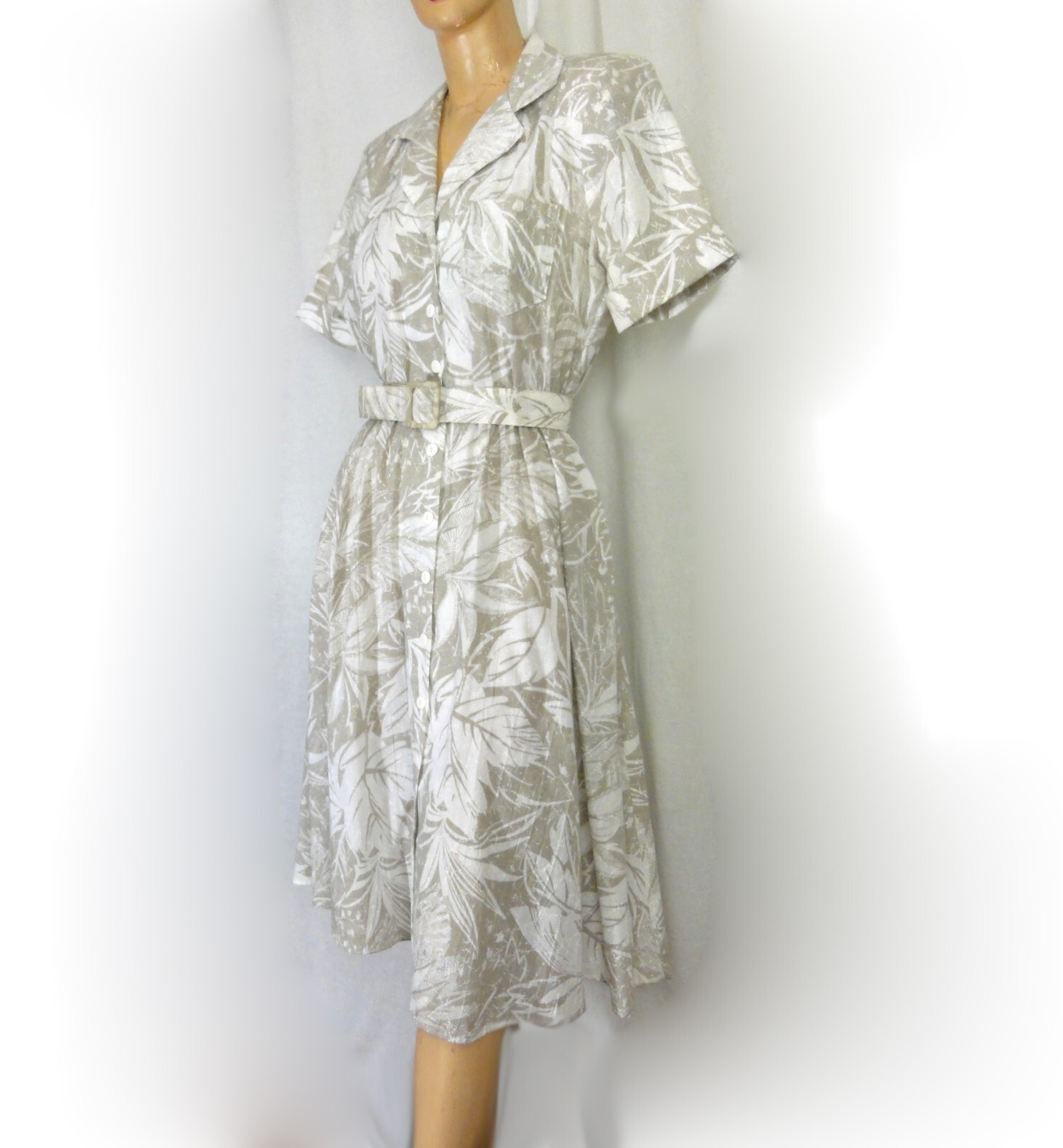 1970s Shirtwaist Dress Vintage Beige and White Botanical Leaf Print VLP Petites