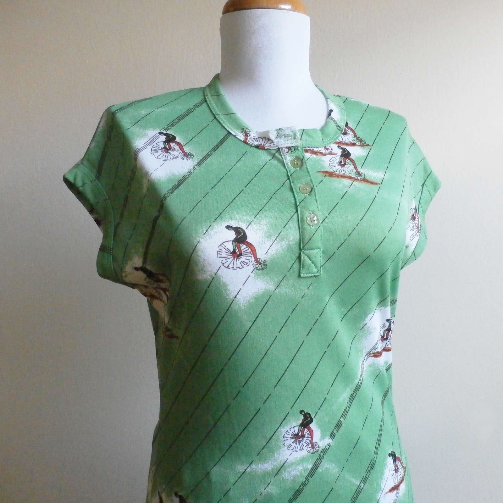 VTG 60s 70s Green Novelty Print Top Victorian Bicycle Short Sleeve Henley Shirt