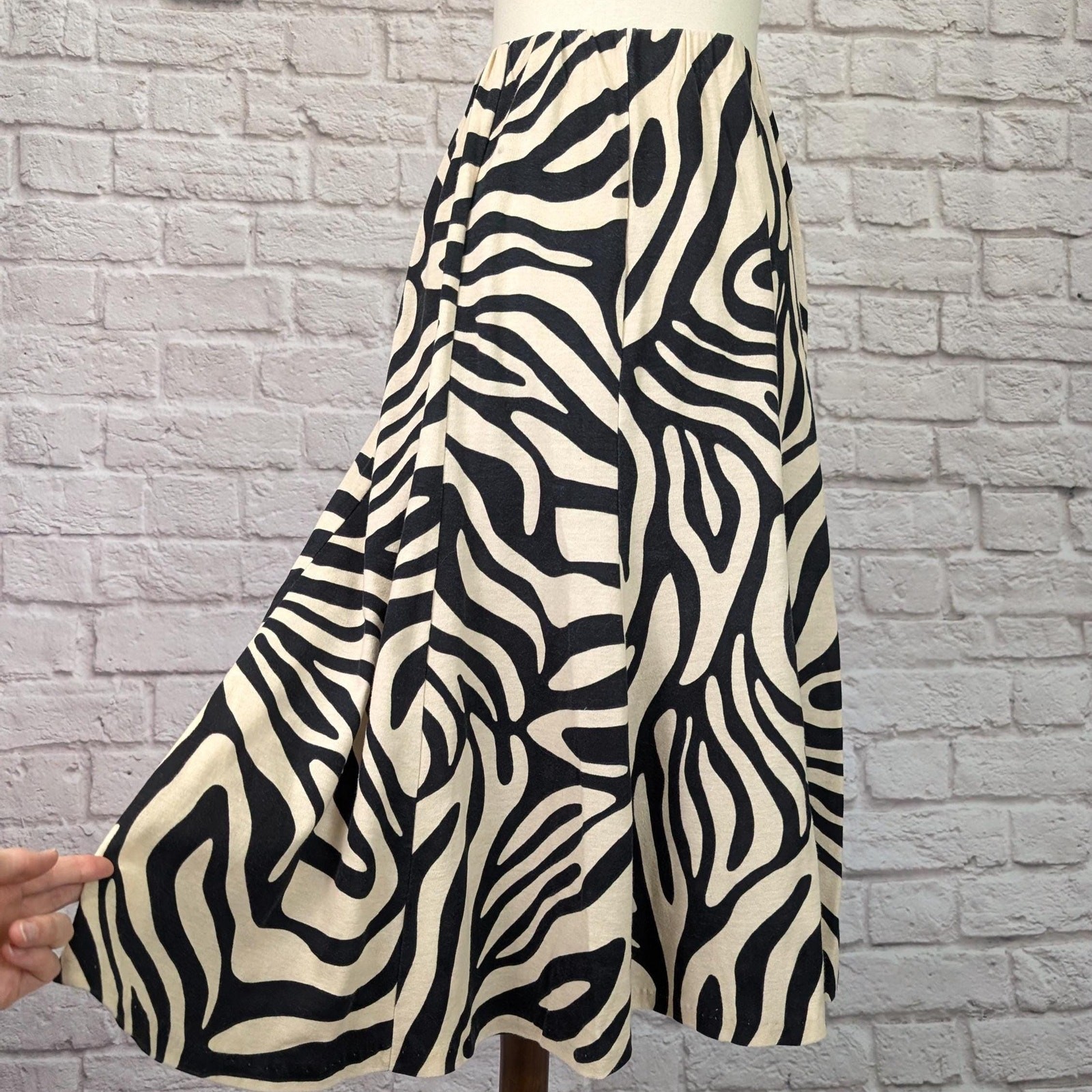 Bold Black and Ecru Patterned 80’s Skirt Size Medium Stretch Knit JInny Jin Tag