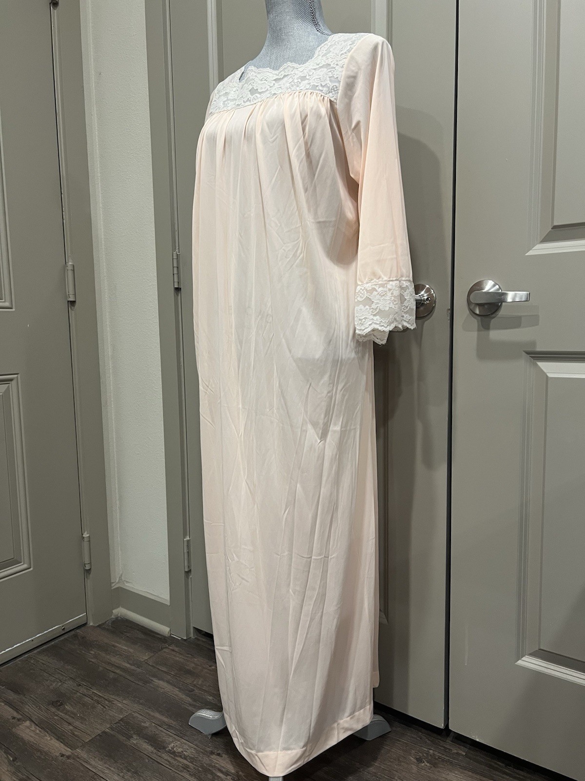 Colony Club Nightgown L Lace Floral Robe Pastel Peach Granny Nylon 60’s 70’s