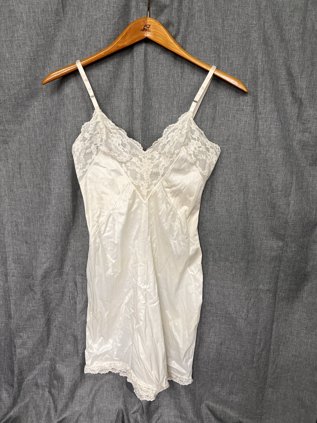 henson kickernick Size 32 Short Silk Lace Top Slip